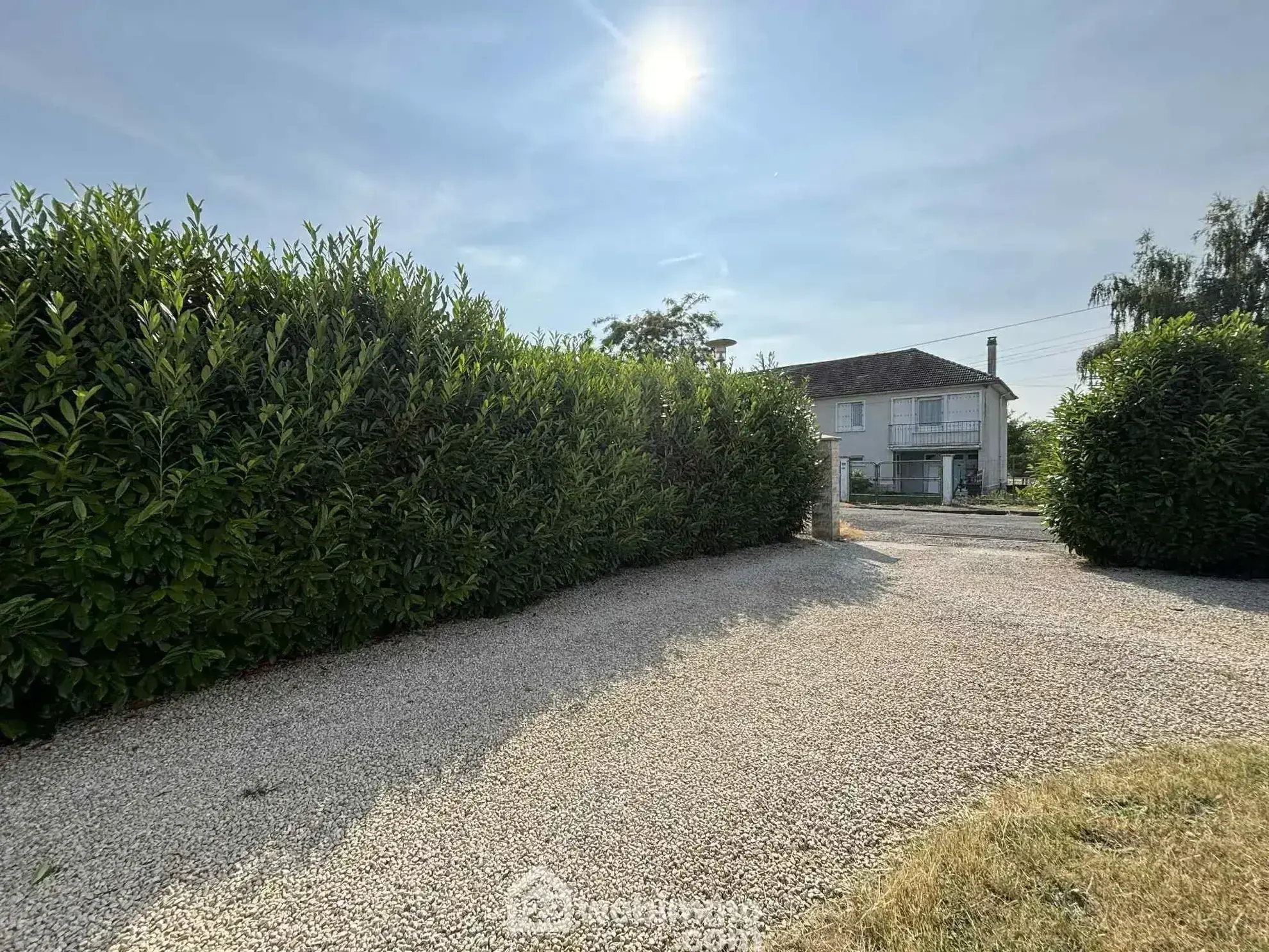 Maison lumineuse de plain-pied à Descartes avec grand sous-sol et terrain de 1166 m² 