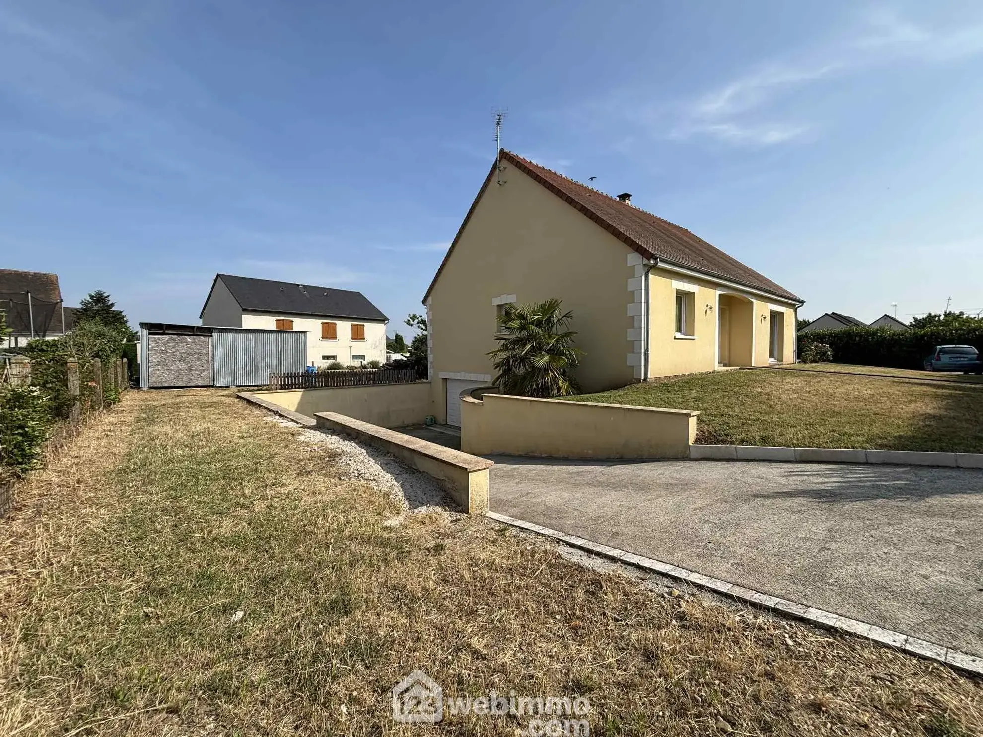 Maison lumineuse de plain-pied à Descartes avec grand sous-sol et terrain de 1166 m² 