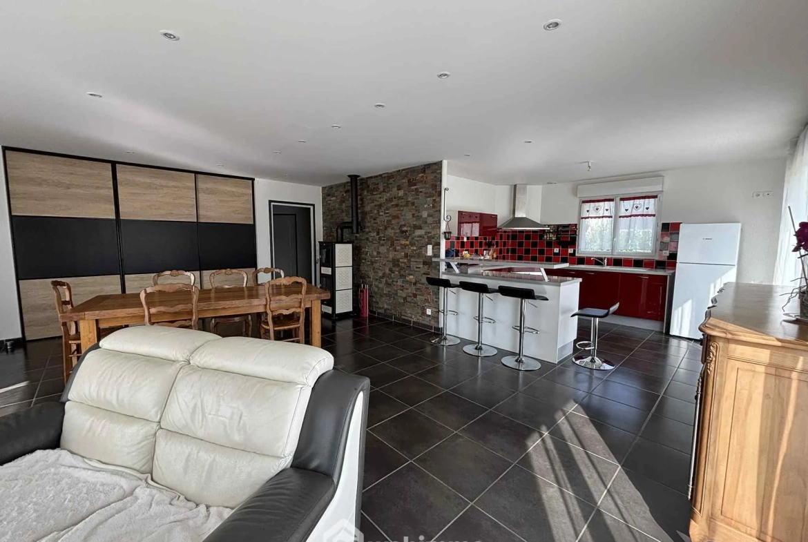 Maison lumineuse de plain-pied à Descartes avec grand sous-sol et terrain de 1166 m² 