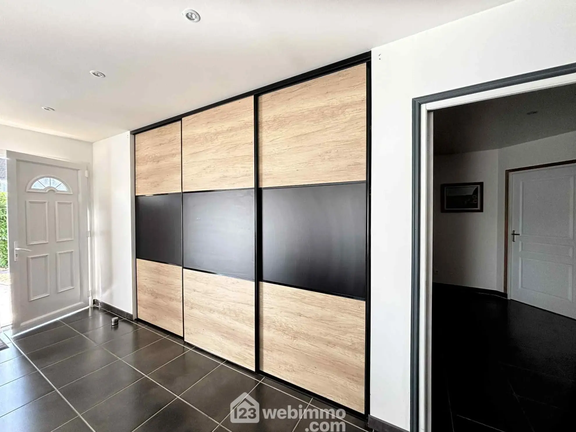 Maison lumineuse de plain-pied à Descartes avec grand sous-sol et terrain de 1166 m² 