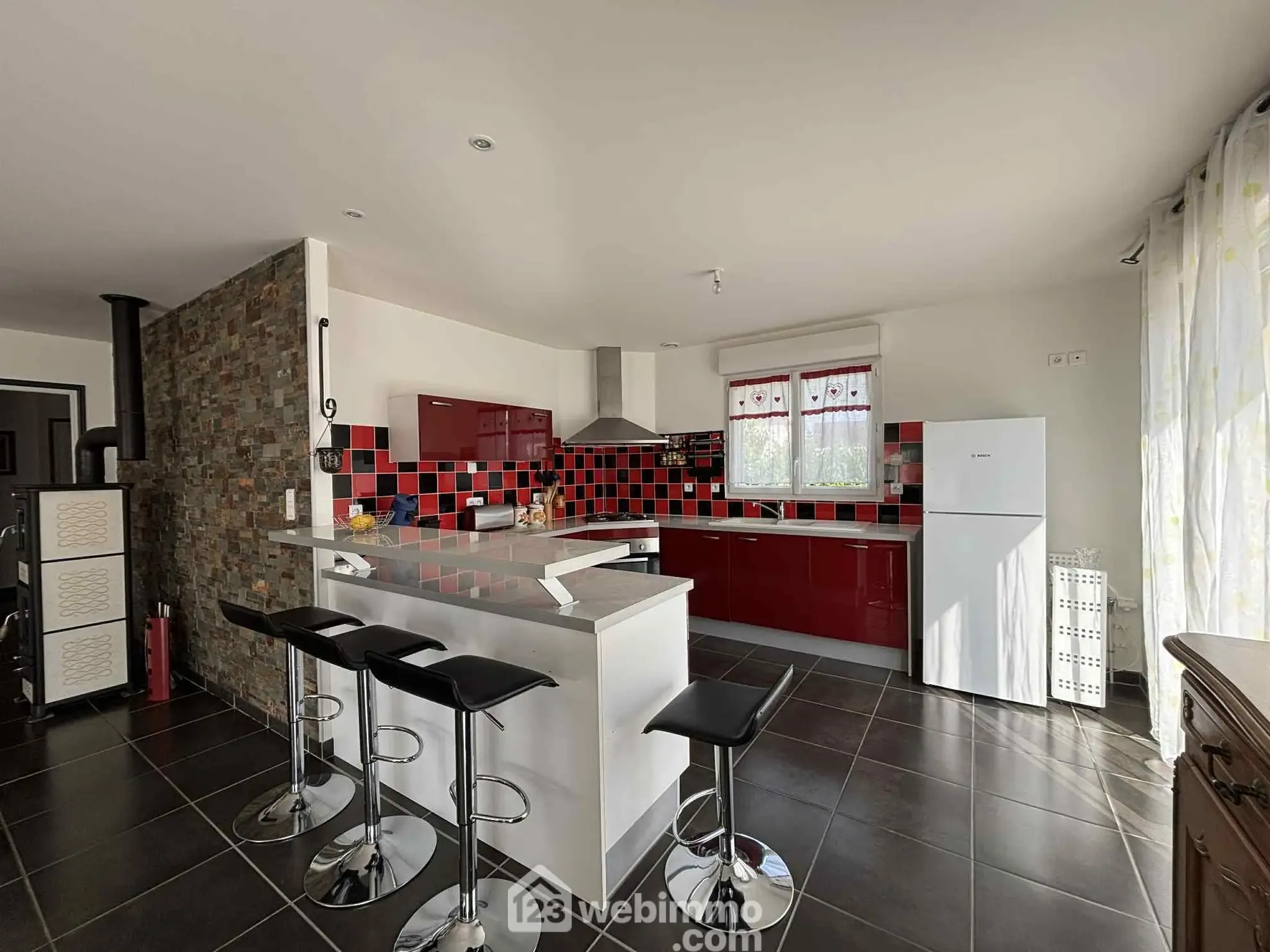 Maison lumineuse de plain-pied à Descartes avec grand sous-sol et terrain de 1166 m² 