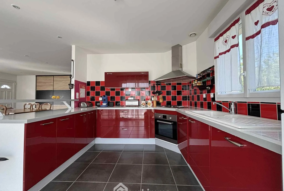 Maison lumineuse de plain-pied à Descartes avec grand sous-sol et terrain de 1166 m² 