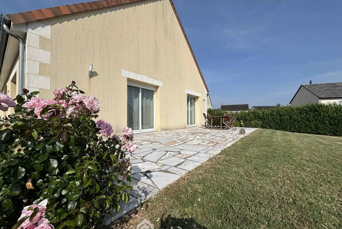 Maison lumineuse de plain-pied à Descartes avec grand sous-sol et terrain de 1166 m² 