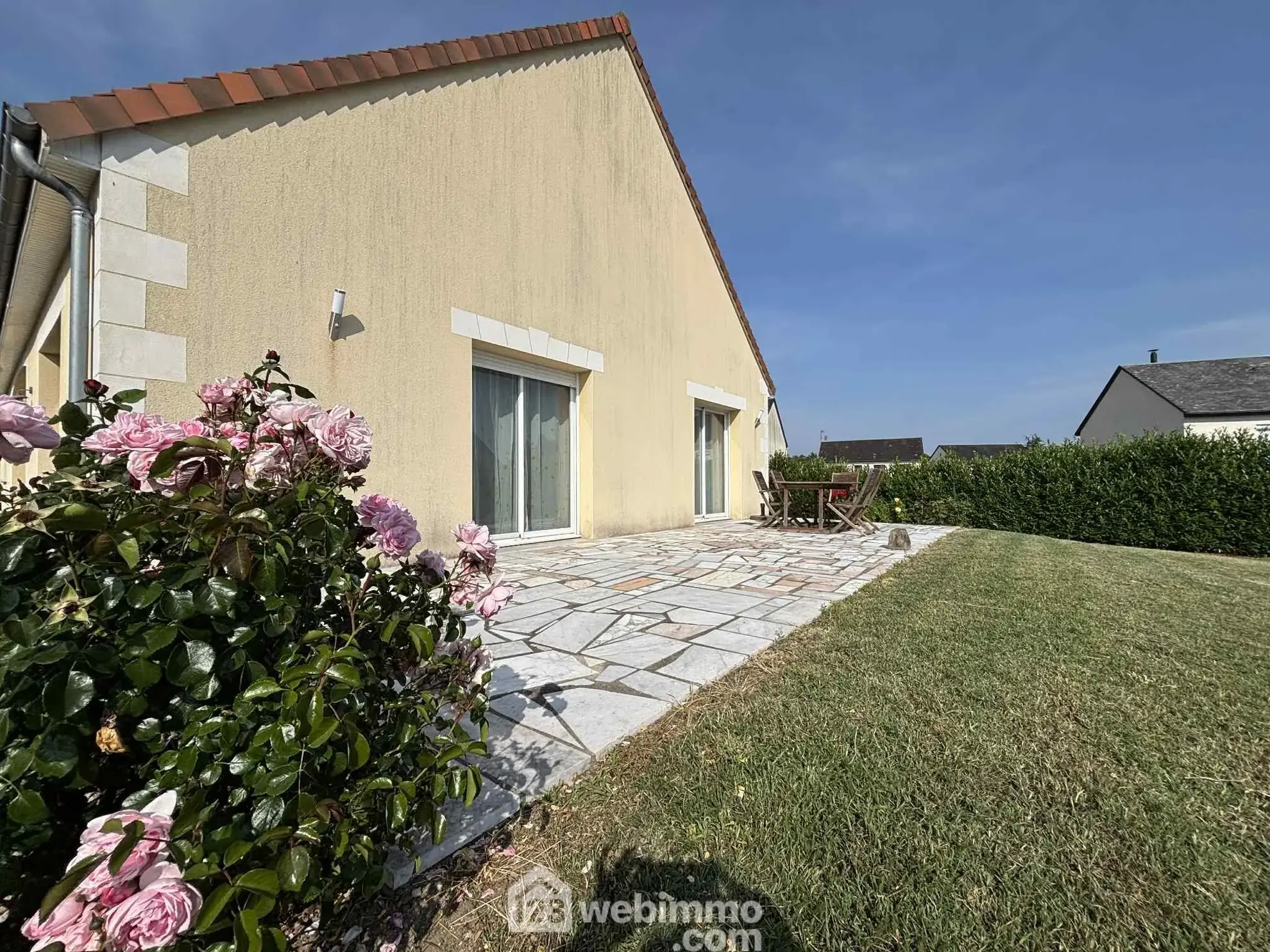 Maison lumineuse de plain-pied à Descartes avec grand sous-sol et terrain de 1166 m² 