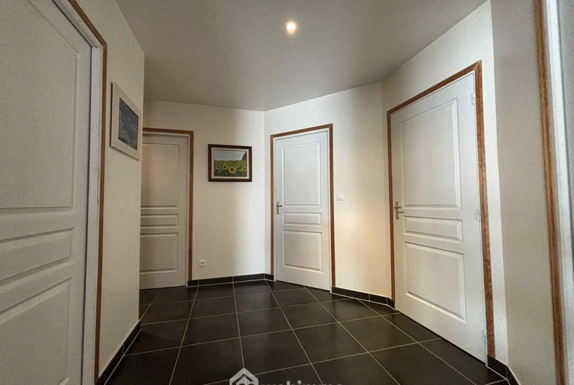 Maison lumineuse de plain-pied à Descartes avec grand sous-sol et terrain de 1166 m² 