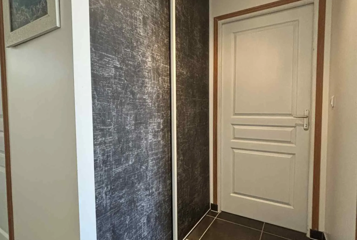 Maison lumineuse de plain-pied à Descartes avec grand sous-sol et terrain de 1166 m² 