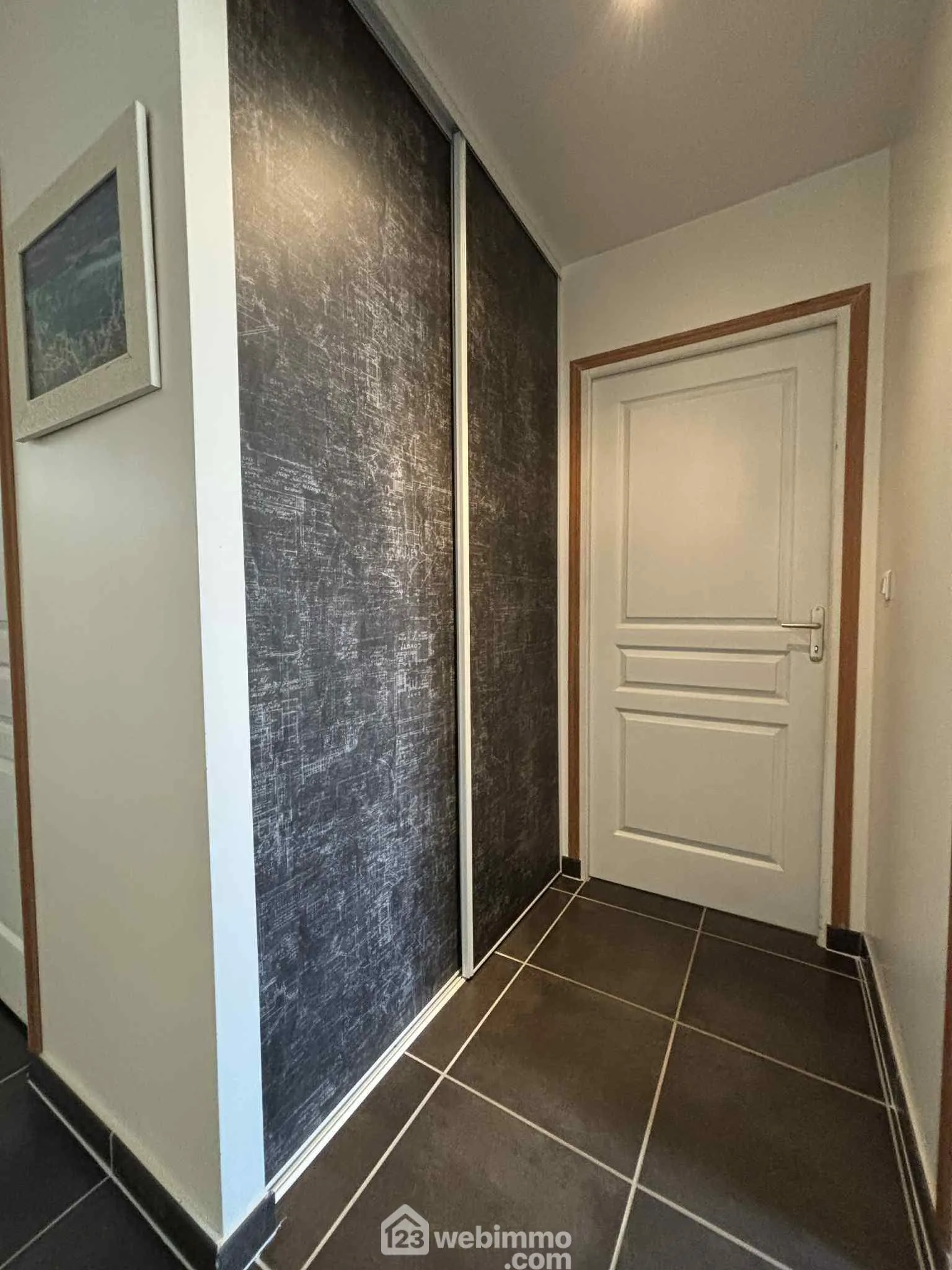 Maison lumineuse de plain-pied à Descartes avec grand sous-sol et terrain de 1166 m² 