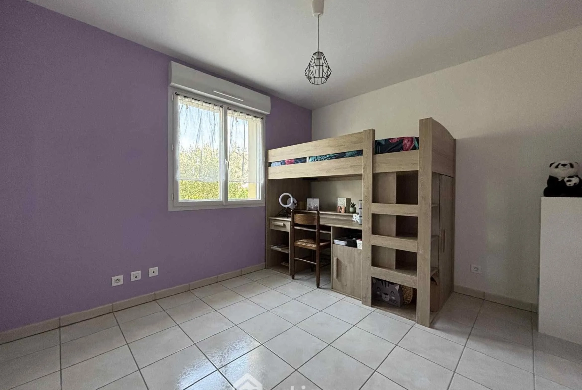 Maison lumineuse de plain-pied à Descartes avec grand sous-sol et terrain de 1166 m² 