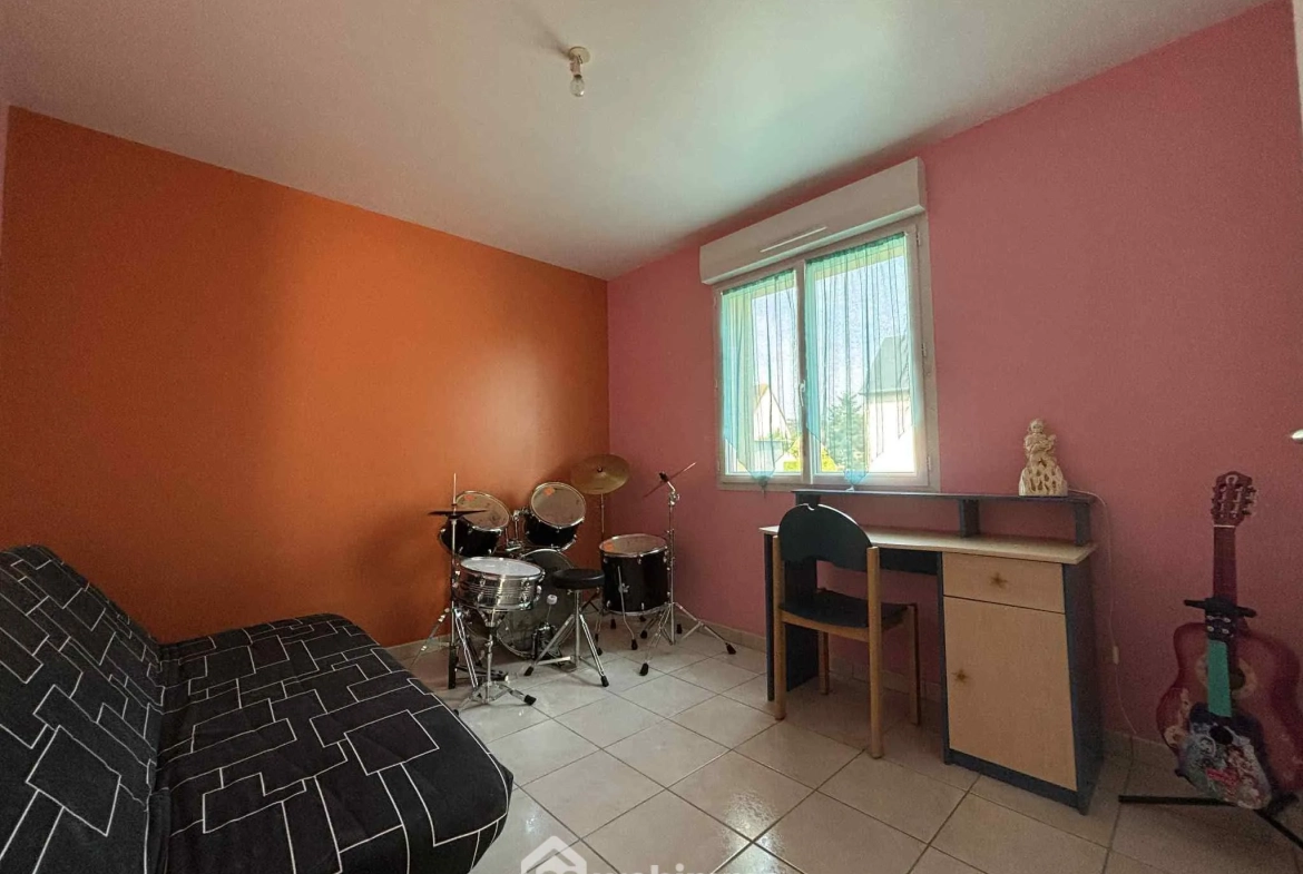 Maison lumineuse de plain-pied à Descartes avec grand sous-sol et terrain de 1166 m² 