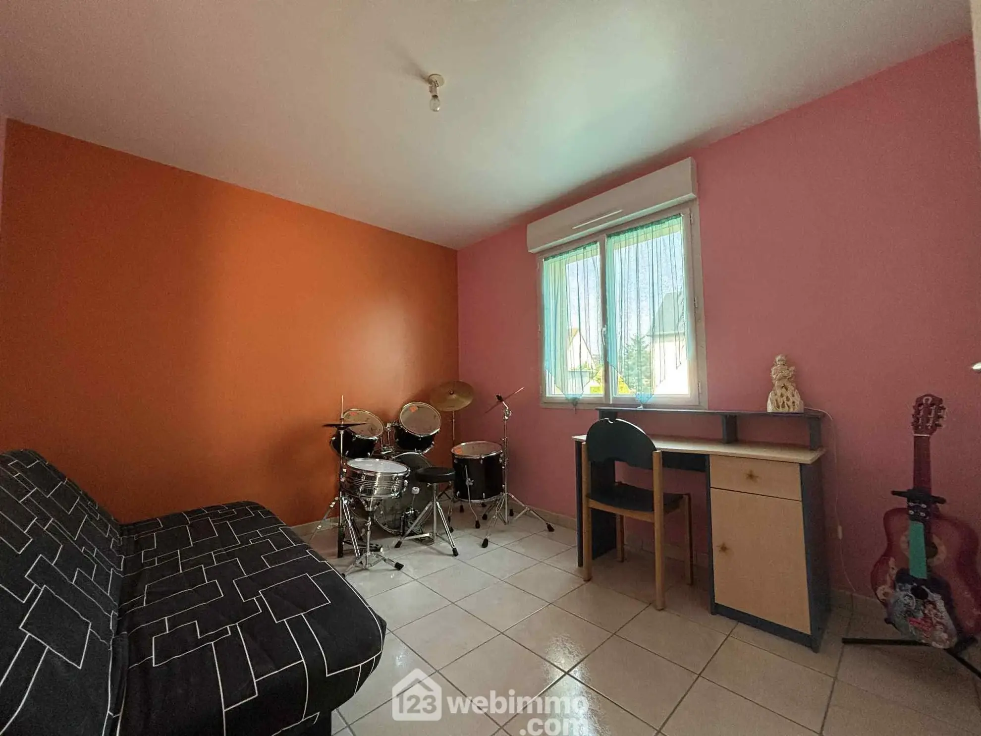 Maison lumineuse de plain-pied à Descartes avec grand sous-sol et terrain de 1166 m² 