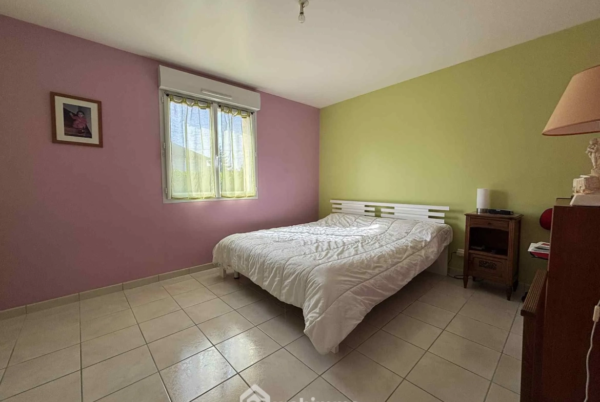 Maison lumineuse de plain-pied à Descartes avec grand sous-sol et terrain de 1166 m² 