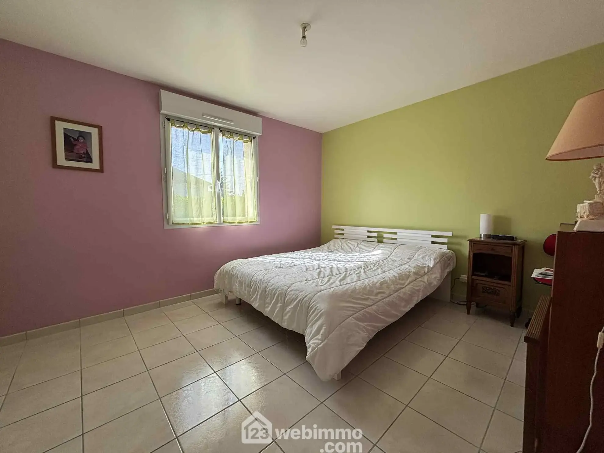 Maison lumineuse de plain-pied à Descartes avec grand sous-sol et terrain de 1166 m² 