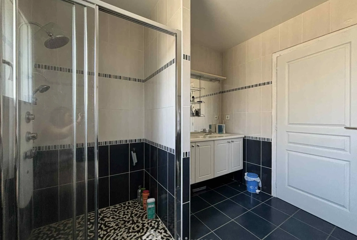 Maison lumineuse de plain-pied à Descartes avec grand sous-sol et terrain de 1166 m² 