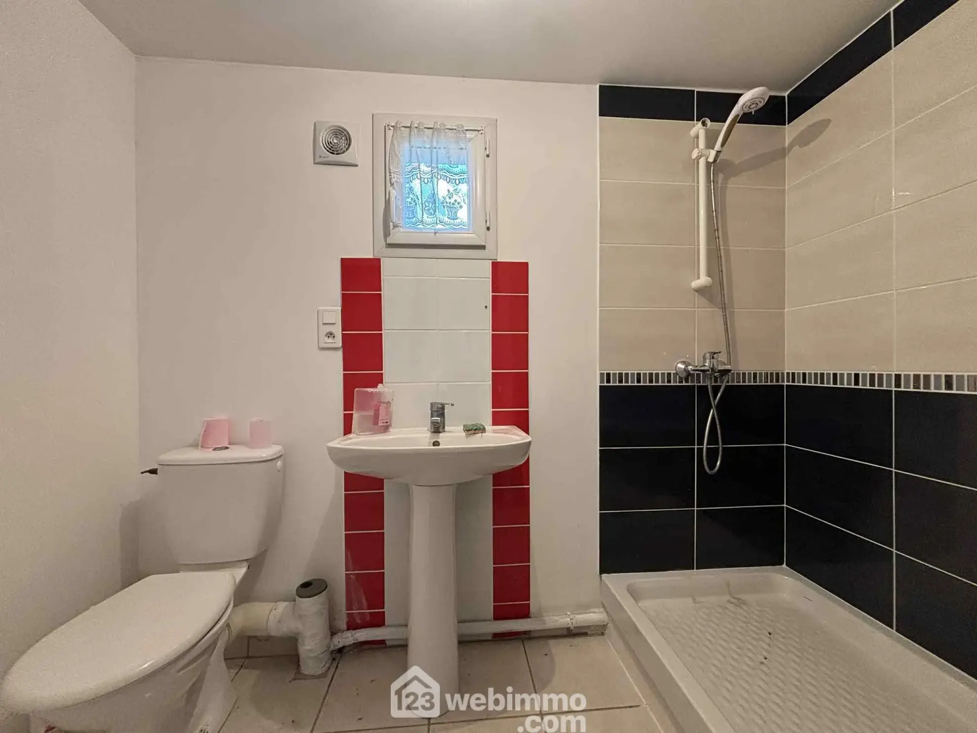 Maison lumineuse de plain-pied à Descartes avec grand sous-sol et terrain de 1166 m² 