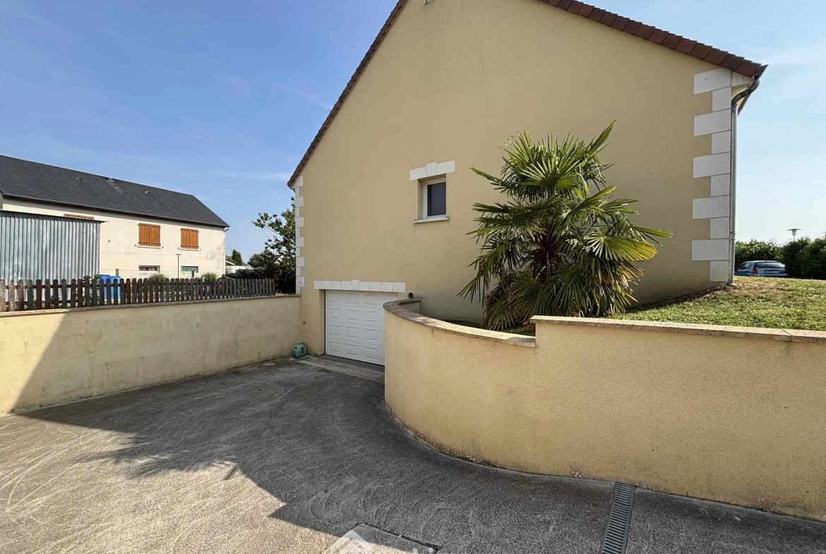 Maison lumineuse de plain-pied à Descartes avec grand sous-sol et terrain de 1166 m² 