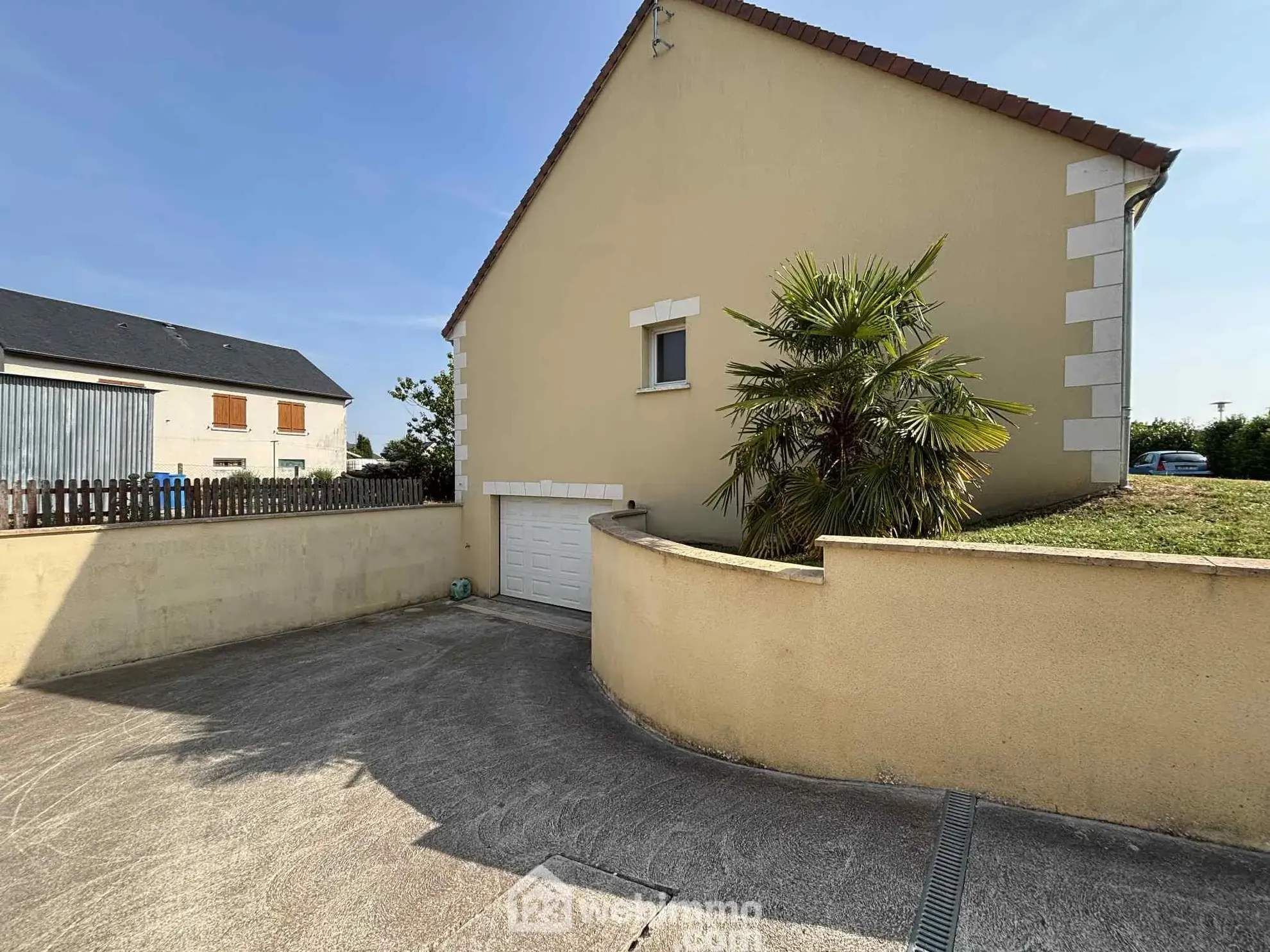 Maison lumineuse de plain-pied à Descartes avec grand sous-sol et terrain de 1166 m² 