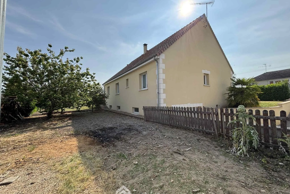 Maison lumineuse de plain-pied à Descartes avec grand sous-sol et terrain de 1166 m² 