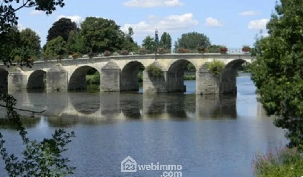 Maison lumineuse de plain-pied à Descartes avec grand sous-sol et terrain de 1166 m² 