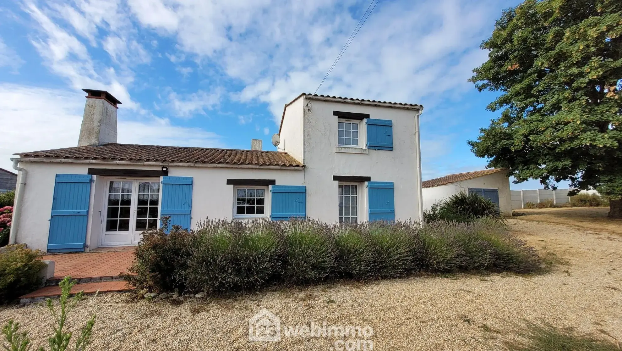 Maison familiale à vendre à Longeville-sur-Mer avec grand terrain et garage 