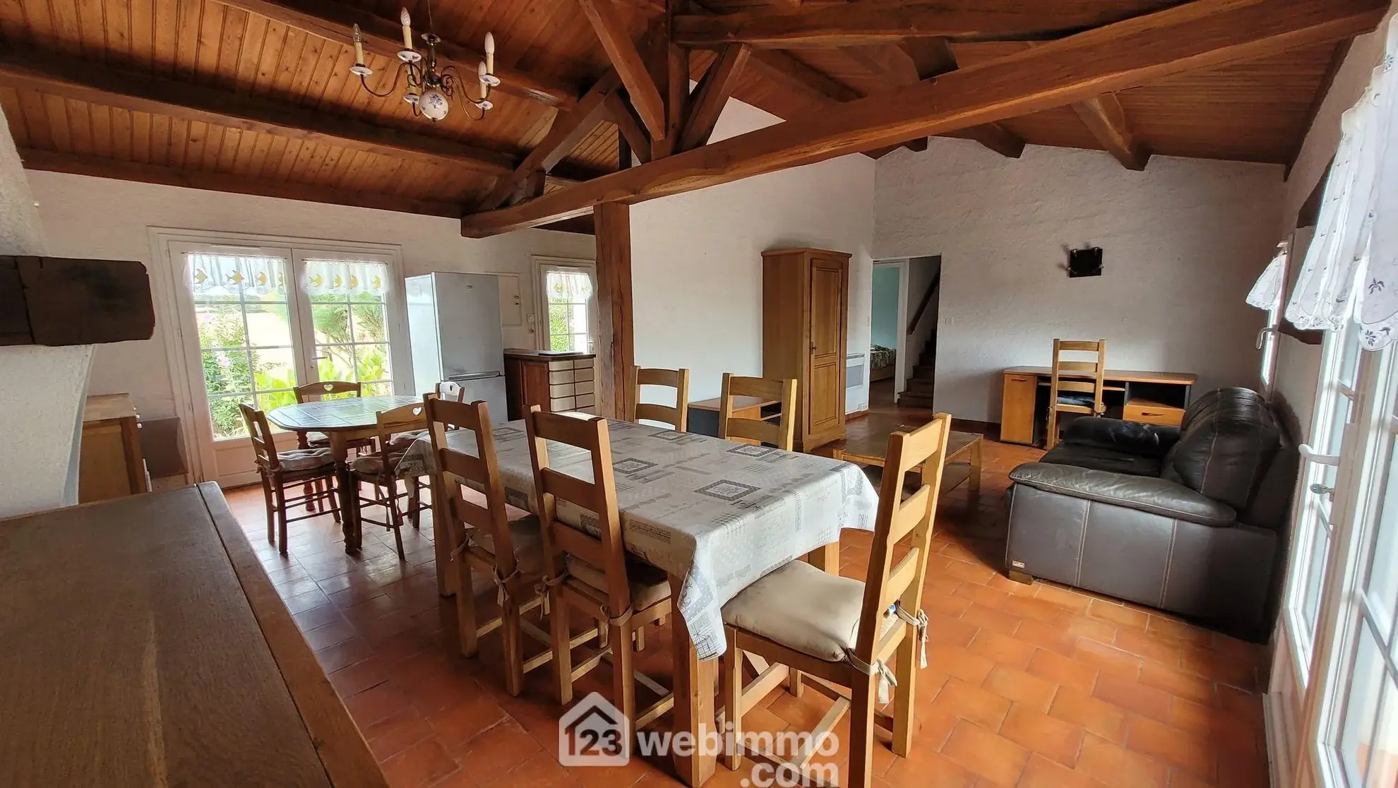 Maison familiale à vendre à Longeville-sur-Mer avec grand terrain et garage 