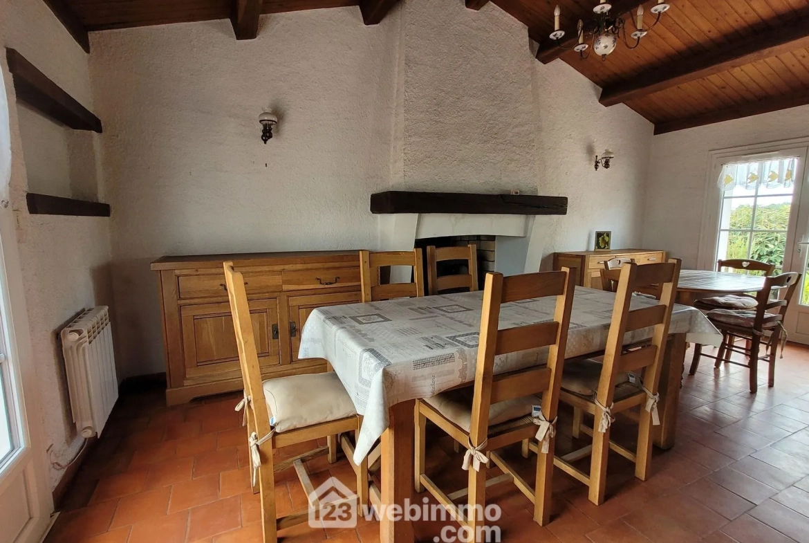 Maison familiale à vendre à Longeville-sur-Mer avec grand terrain et garage 