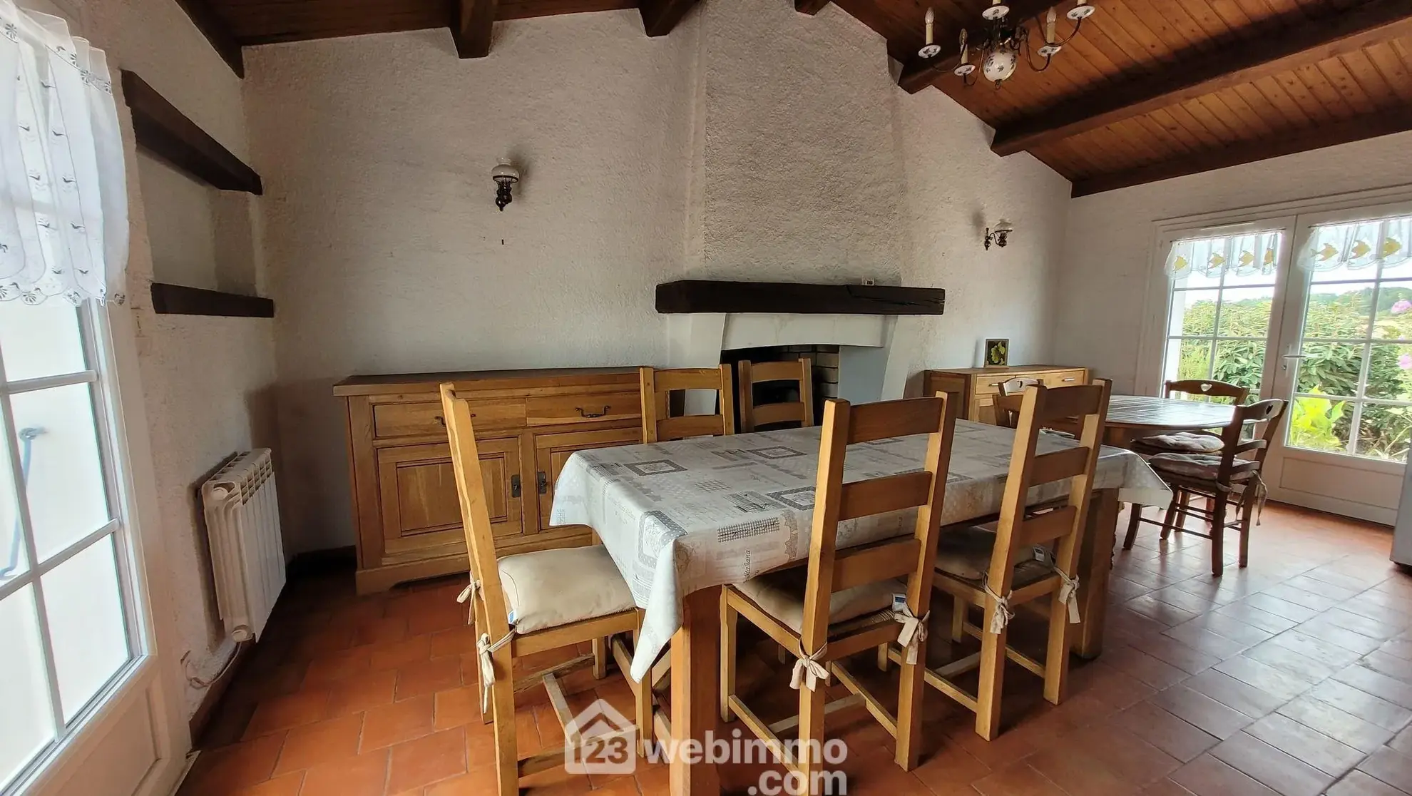 Maison familiale à vendre à Longeville-sur-Mer avec grand terrain et garage 