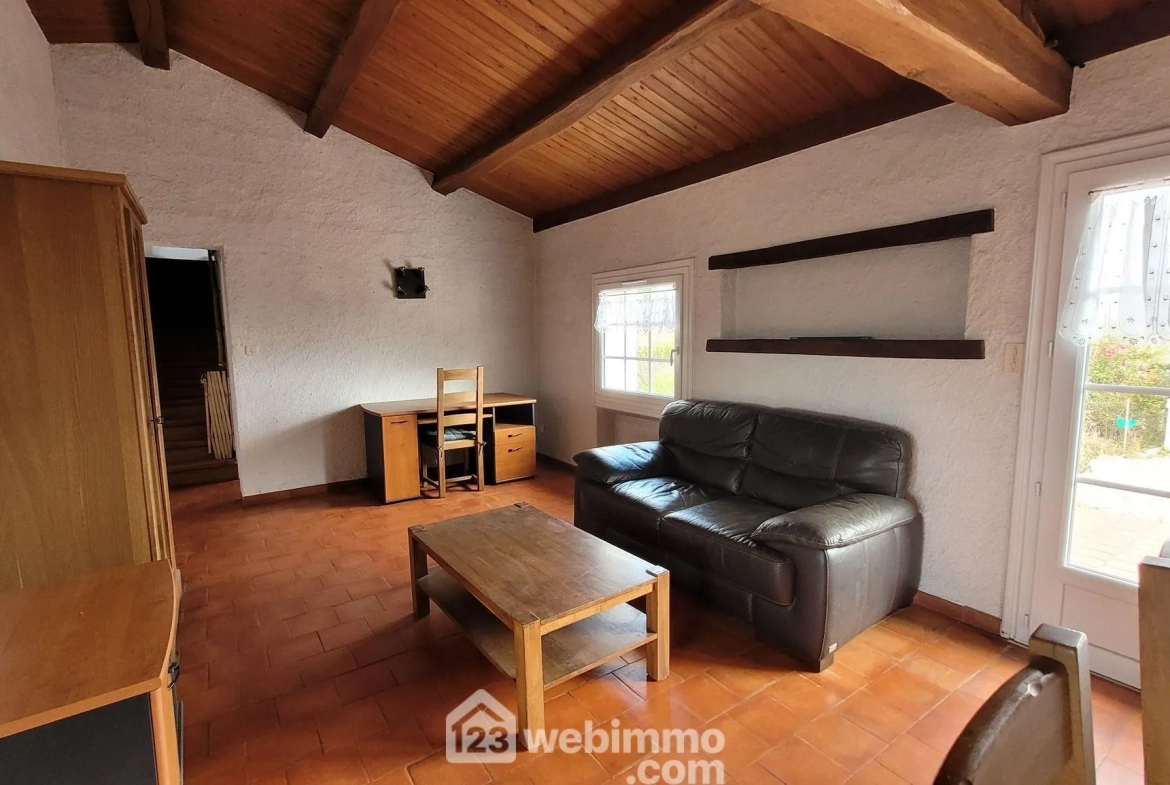 Maison familiale à vendre à Longeville-sur-Mer avec grand terrain et garage 