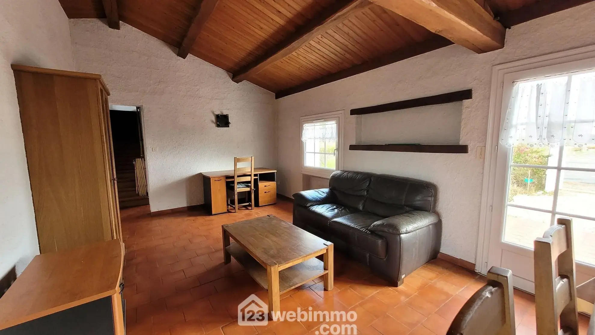 Maison familiale à vendre à Longeville-sur-Mer avec grand terrain et garage 