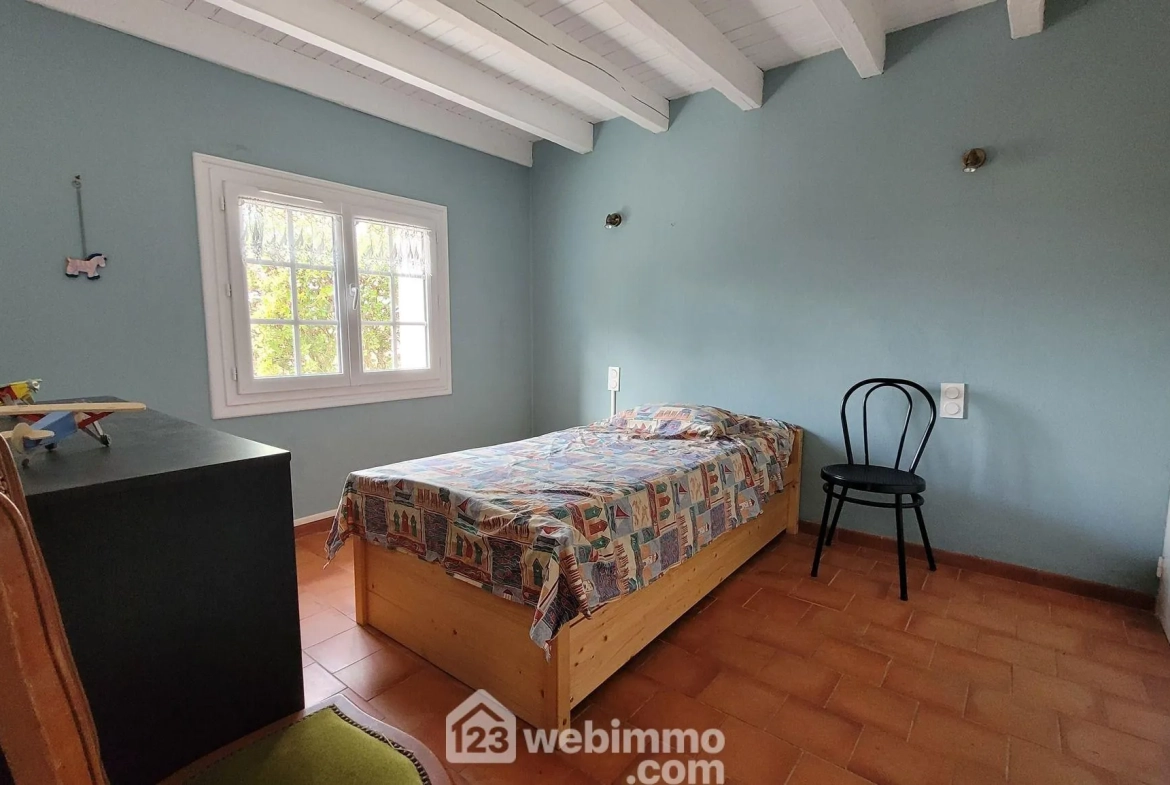 Maison familiale à vendre à Longeville-sur-Mer avec grand terrain et garage 