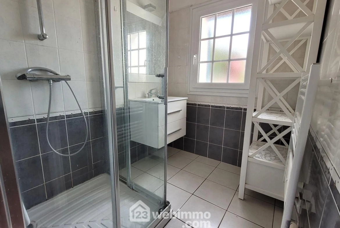 Maison familiale à vendre à Longeville-sur-Mer avec grand terrain et garage 