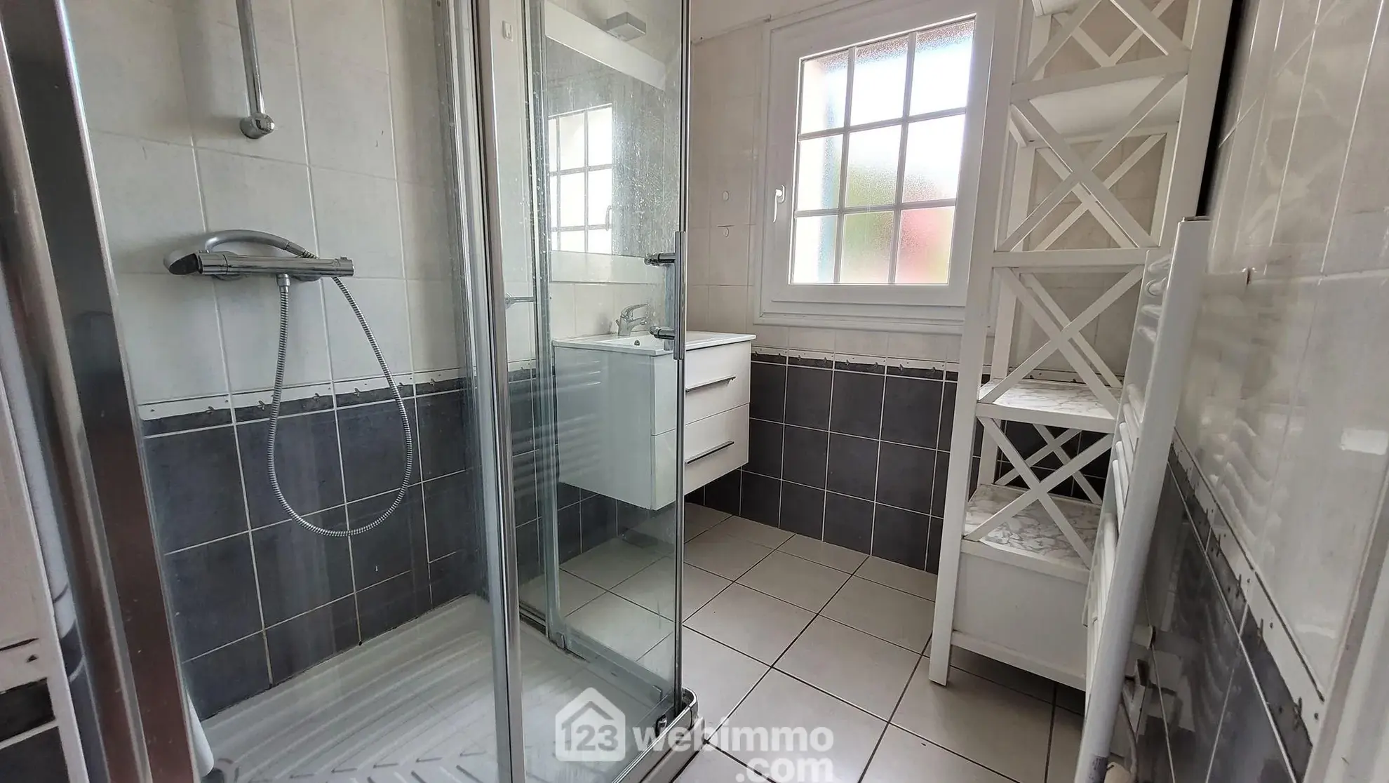 Maison familiale à vendre à Longeville-sur-Mer avec grand terrain et garage 