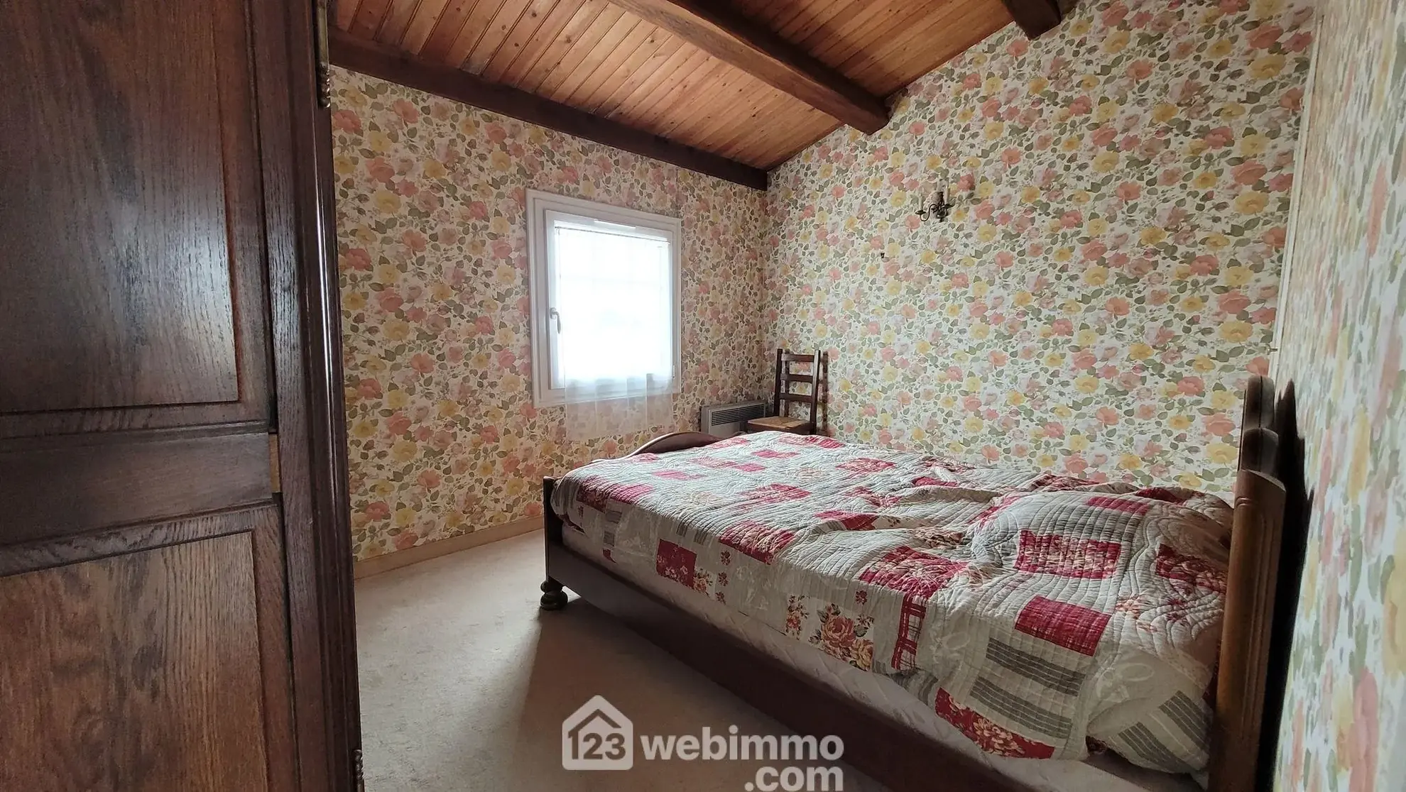 Maison familiale à vendre à Longeville-sur-Mer avec grand terrain et garage 