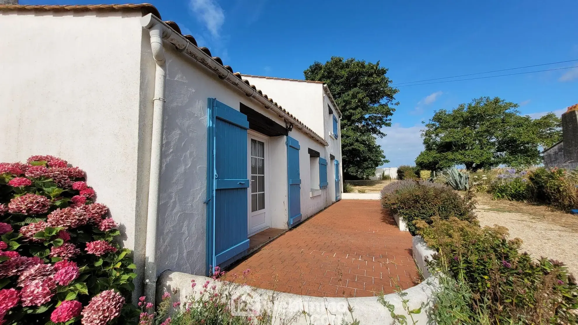 Maison familiale à vendre à Longeville-sur-Mer avec grand terrain et garage 