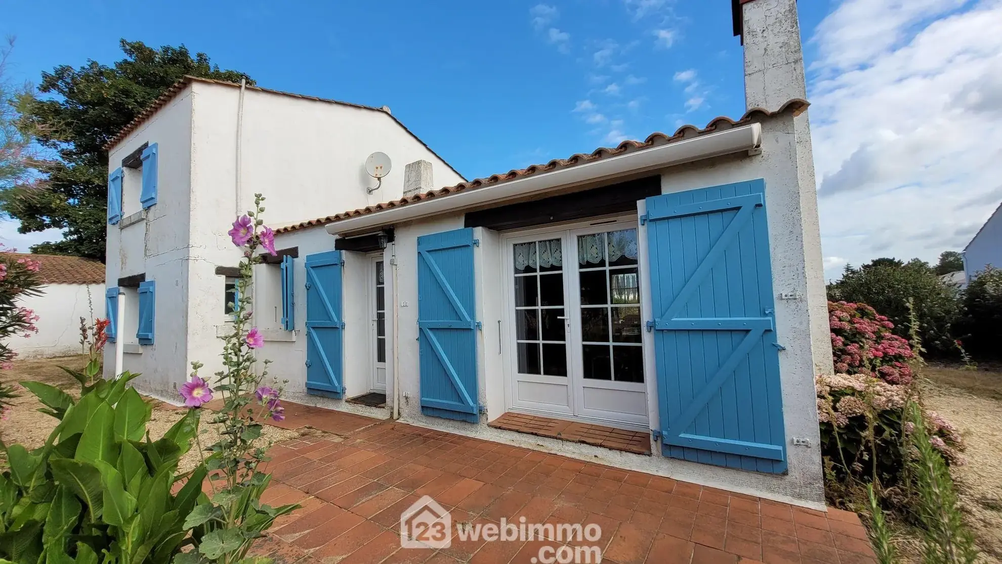 Maison familiale à vendre à Longeville-sur-Mer avec grand terrain et garage 