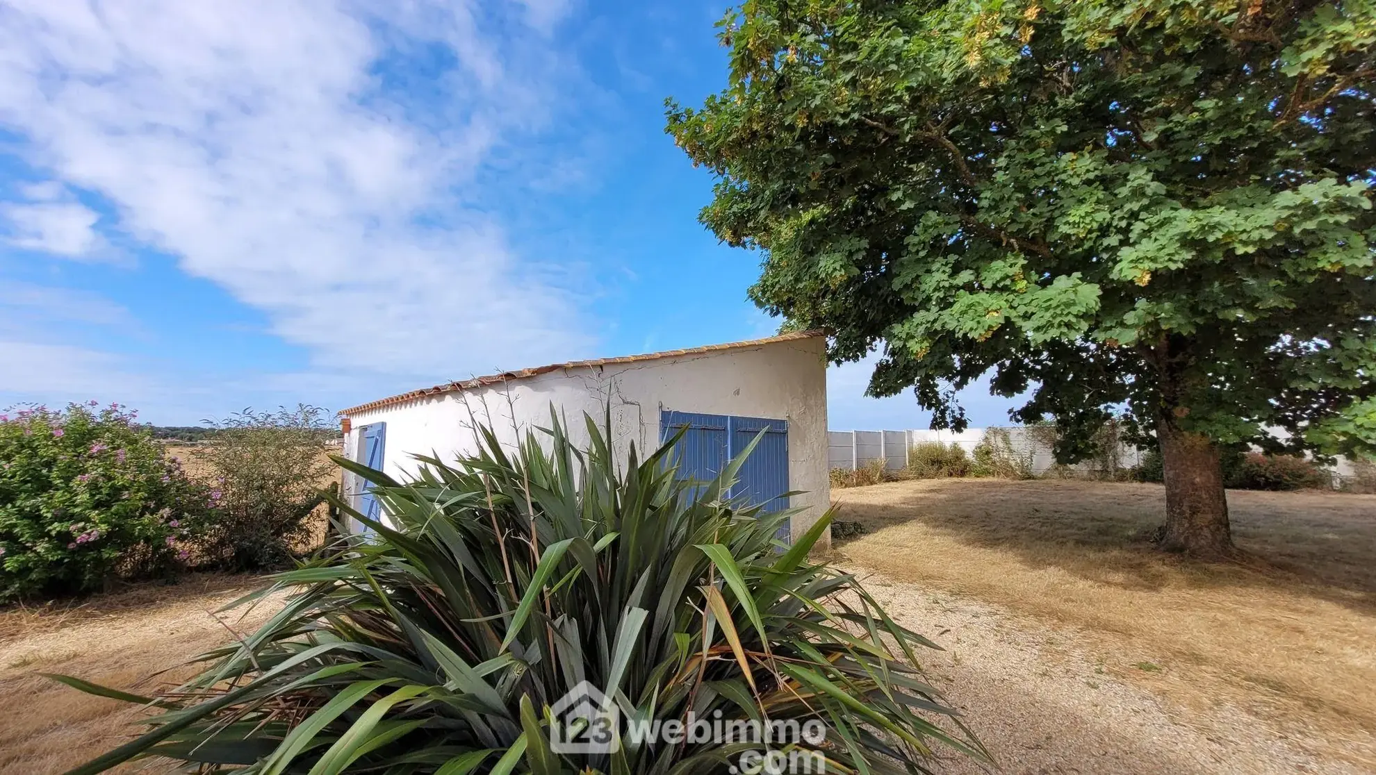 Maison familiale à vendre à Longeville-sur-Mer avec grand terrain et garage 
