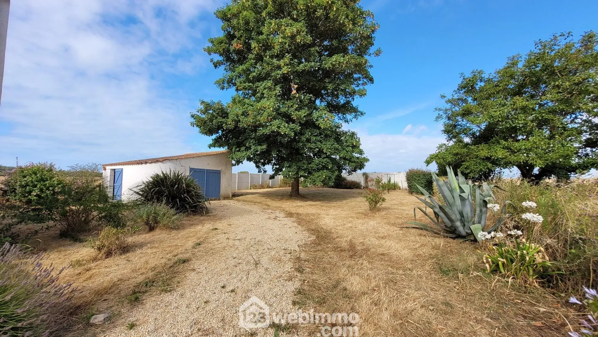 Maison familiale à vendre à Longeville-sur-Mer avec grand terrain et garage 