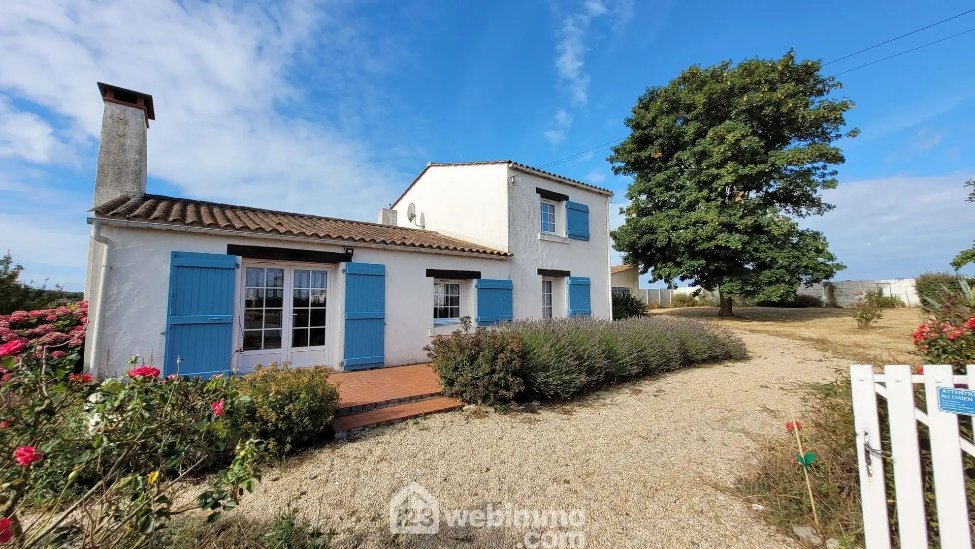 Maison familiale à vendre à Longeville-sur-Mer avec grand terrain et garage 