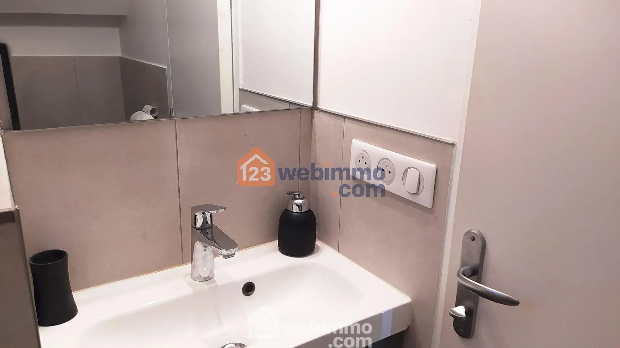 Appartement T2 rénové de 30 m² face à la plage à Saintes-Maries-de-la-Mer 