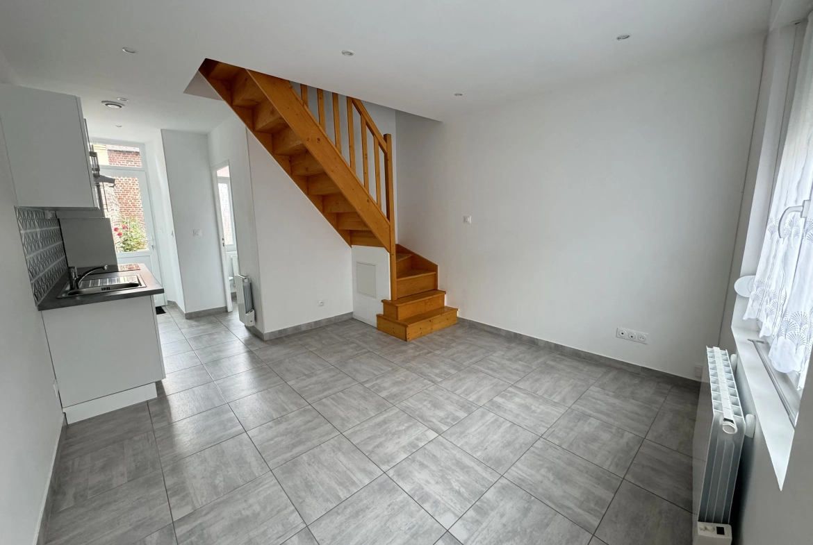 Maison de ville en centre-ville de Moreuil avec jardin et annexes 