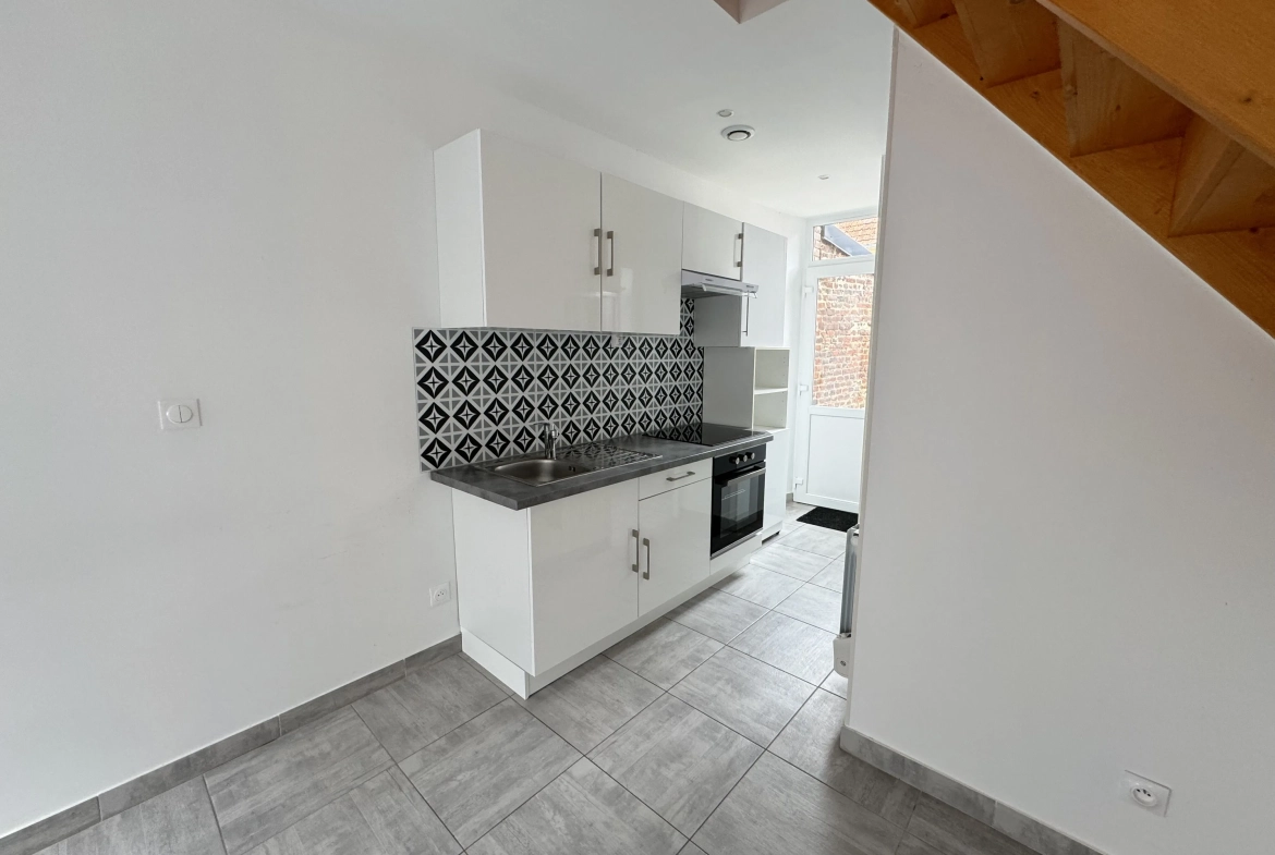 Maison de ville en centre-ville de Moreuil avec jardin et annexes 