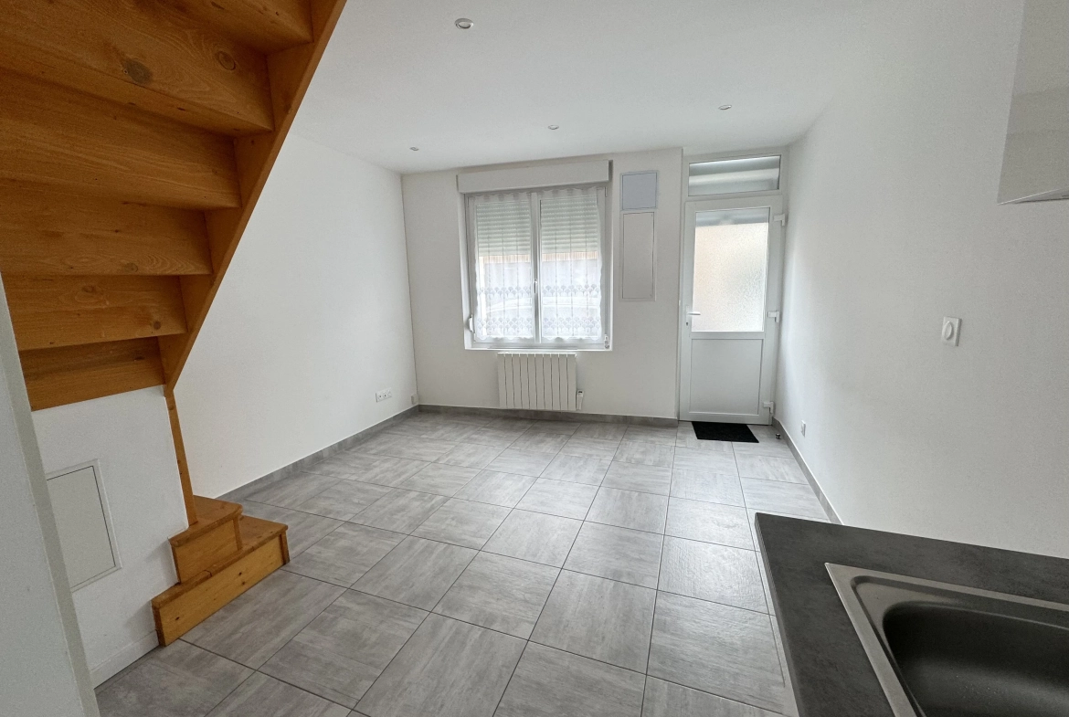 Maison de ville en centre-ville de Moreuil avec jardin et annexes 