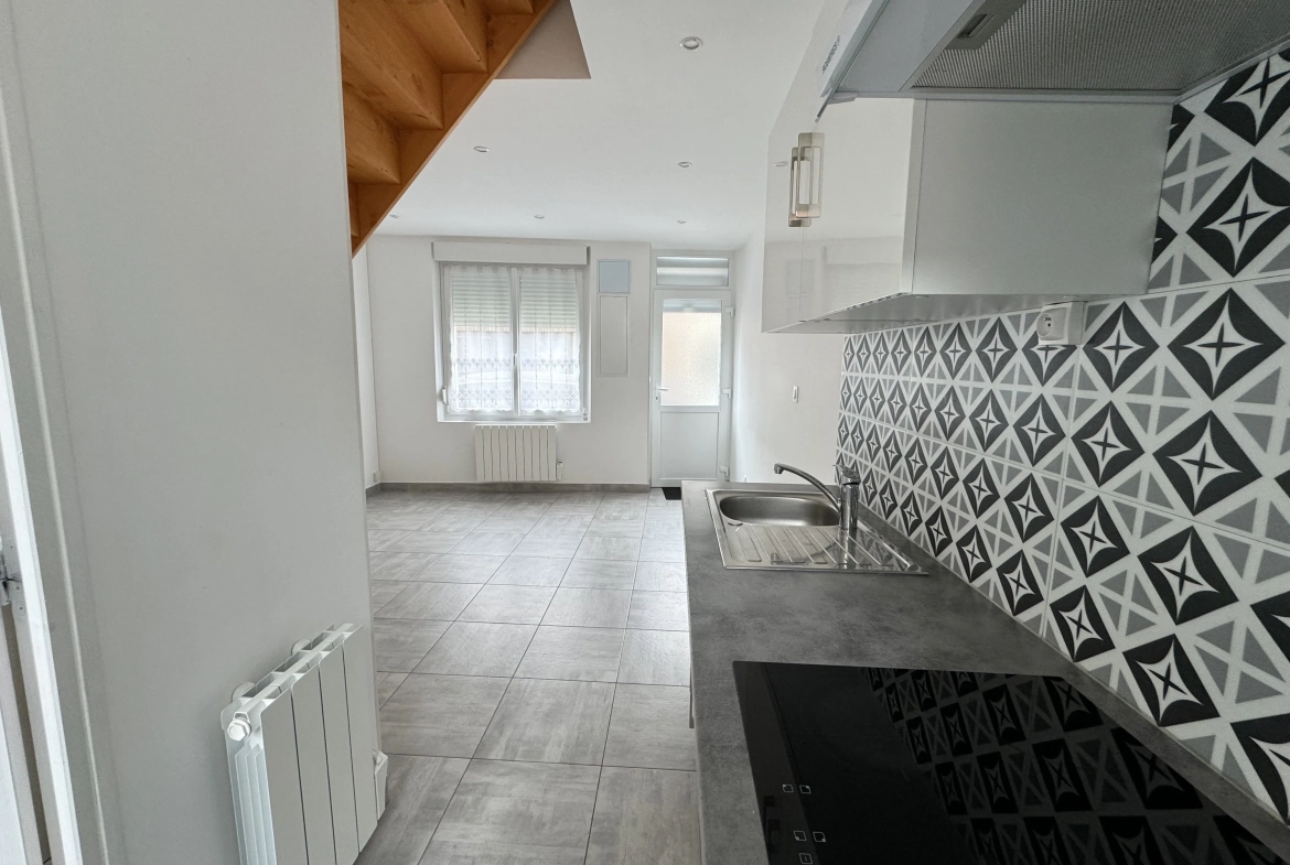 Maison de ville en centre-ville de Moreuil avec jardin et annexes 