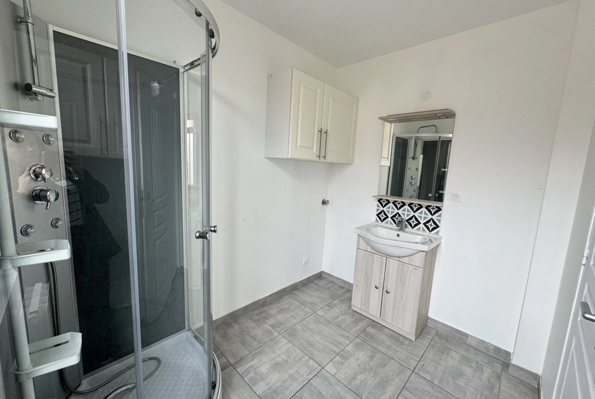 Maison de ville en centre-ville de Moreuil avec jardin et annexes 