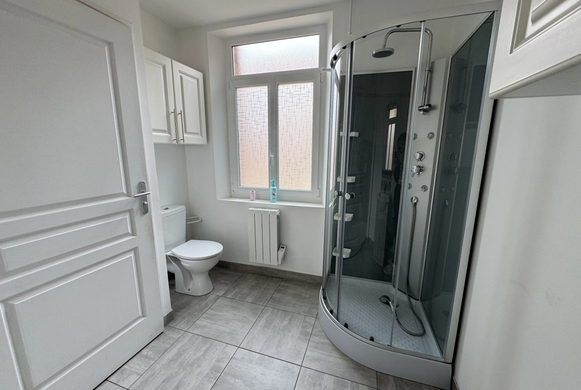 Maison de ville en centre-ville de Moreuil avec jardin et annexes 