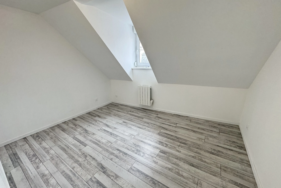 Maison de ville en centre-ville de Moreuil avec jardin et annexes 