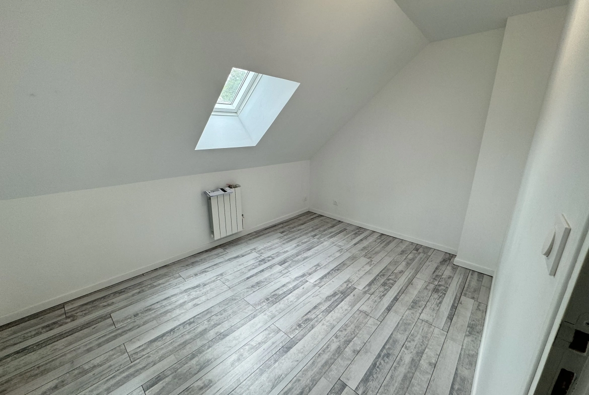 Maison de ville en centre-ville de Moreuil avec jardin et annexes 