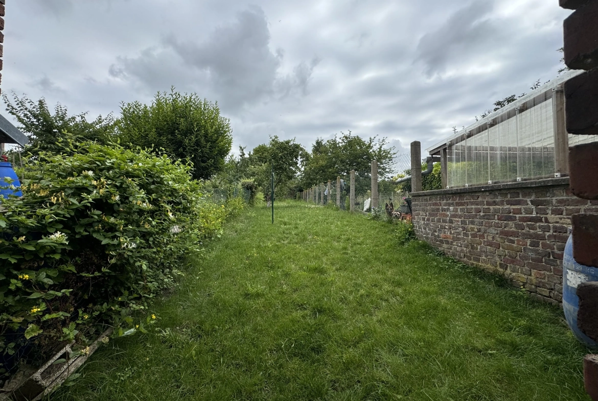 Maison de ville en centre-ville de Moreuil avec jardin et annexes 