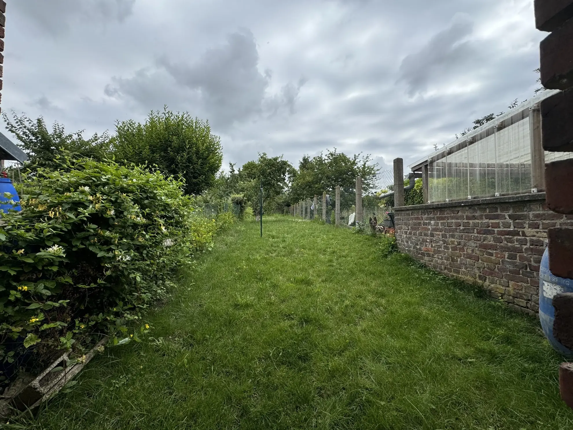 Maison de ville en centre-ville de Moreuil avec jardin et annexes 