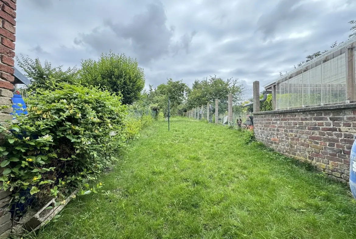 Maison de ville en centre-ville de Moreuil avec jardin et annexes 