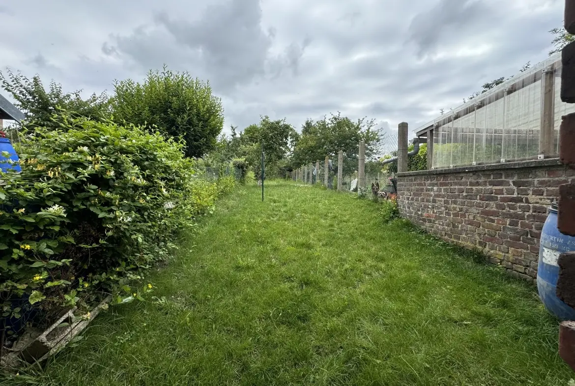 Maison de ville en centre-ville de Moreuil avec jardin et annexes 